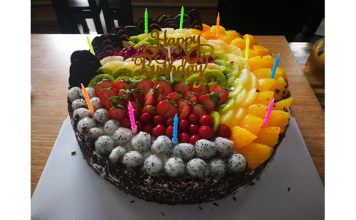 集體生日會(huì)，員工樂翻天