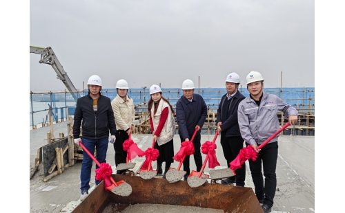 伊百盛健康產(chǎn)業(yè)園綜合辦公樓文化館榮耀封頂，開啟企業(yè)發(fā)展新篇章！